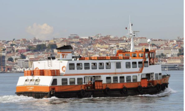 cacilheiro entre Lisboa e a margem sul