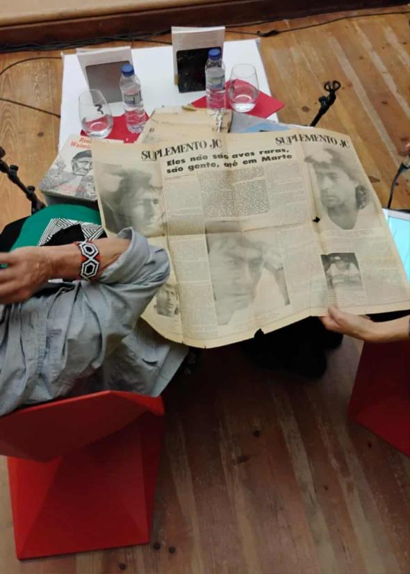 Jornal com entrevista da autora a Ailton Krenak. Foto de Joao Innecco
