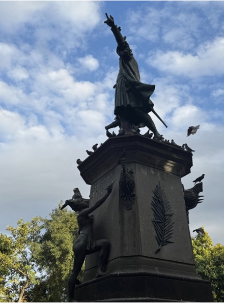 Statue of Cristóbal Colón