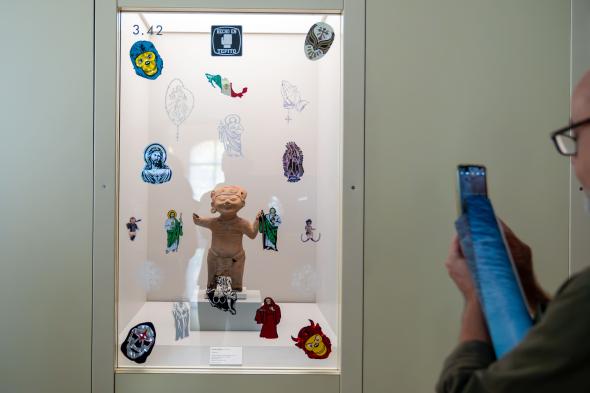 Ugo Martínez Lázaro, Caritas sonrientes. Foto Javier Pardo Fuertes.