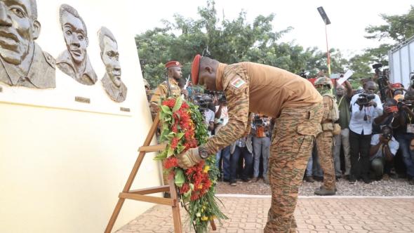 Ibrahim Traoré homenageando Thomas Sankara, fonte brasil de fato 