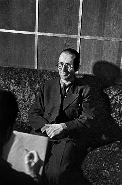 David Seymour, Brecht no Palais de la Mutualité, em Paris, posando para o retrato, 1935