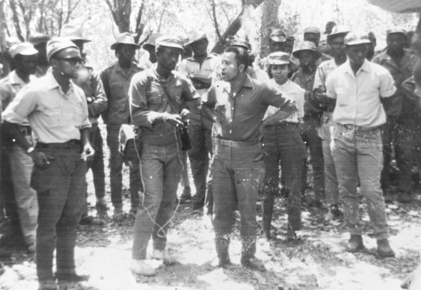 Amílcar Cabral, Francisco Mendes, Luís Cabral, e Lucette Andrade com um grupo de combatentes do PAIGC