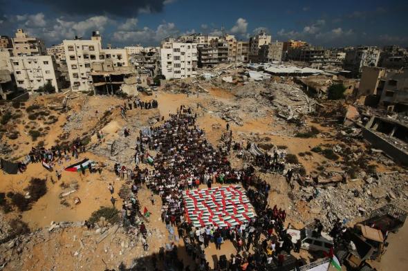 Palestinianos choram as vítimas de ataque israelita