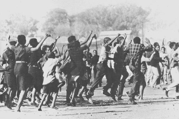 (Manifestantes em Soweto)  