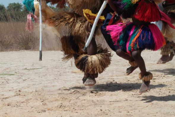 Dança masculina em cerimónia da etnia Bijagó