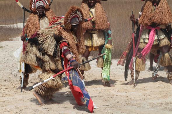 Dança masculina em cerimónia da etnia Bijagó