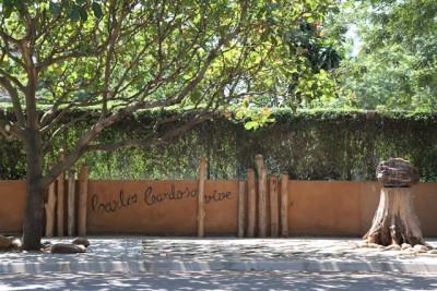 Mural na Avenida Mártires da Machava, assinalando o local onde Carlos Cardoso foi assassinado a tiro. Foto de Vasco Costa.