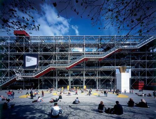 A exposição 'Les Magiciens de la Terre' teve lugar no Centro Georges Pompidou, Paris, França.