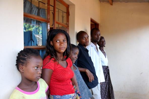 A Avó Celeste (ao fundo) perdeu três dos sete filhos devido ao HIV/SIDA. Hoje cuida dos seis netos numa casa construída pela associação Reencontro.