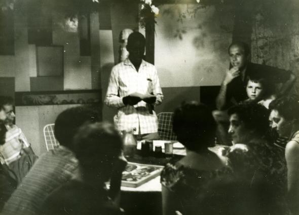 Fotografia de Malangatana e Pancho Guedes à direita, durante a Escola de Verão, Lourenço Marques/ Maputo, Janeiro de 1961. Arquivo Pancho Guedes.