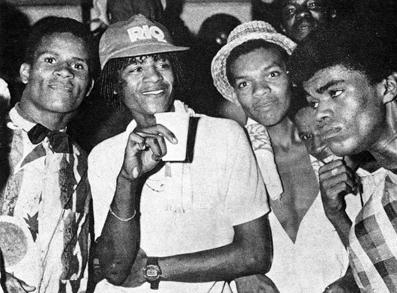 Frequentadores dos Baile Funk fotografados por Guilherme Bastos para o livro de Hermano Vianna, 1988.