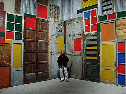 António Ole na 50 Bienal de Veneza (2003), frente a 'Margem da Zona Limite (série Township Wall)', 1994-95
