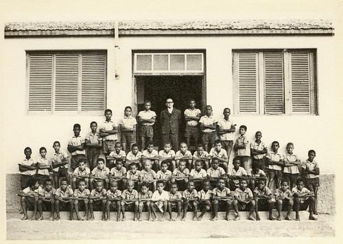 Foto dos anos 60, gentilmente cedida por Jorge Martins. Nhô Djunga, no Albergue, com as crianças