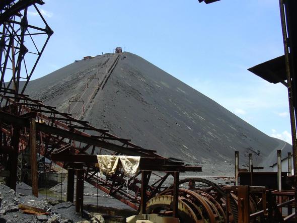 Instalações industriais abandonadas de Lubumbashi e acumulação de escória, foto de Sammy Baloji