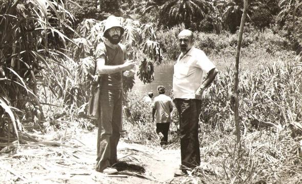 1978, com o poeta António Jacinto. Nova Oeiras, trabalho de campo.