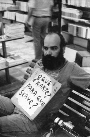 'O que é Arte? Pra que Serve?', Paulo Bruscky, registro da performance de1978.