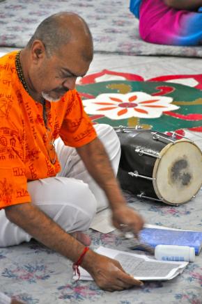 as cerimónias religiosas são preenchidas de música e cor