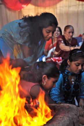 jovens da comunidade hindu durante as cerimónias de aniversário do templo de Maputo, a 8 de Maio