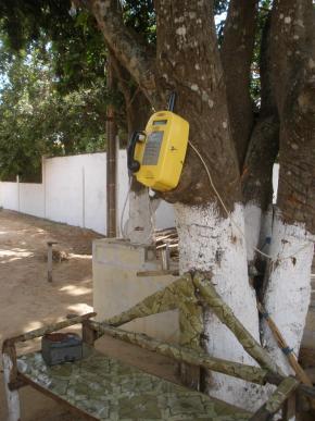 Aspecto de  cabine de telefone num bairro da periferia de Bissau