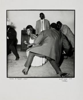 Fotografia de Malick Sidibé, Danser le TWIST, 1965-1998. Gelatina e prata. 59,5 X 50 cm.