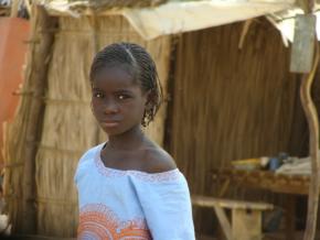 La jeune fille dans le village.