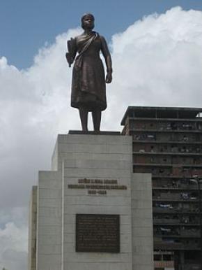Estátua de Nzinga em Luanda.