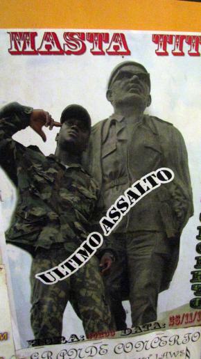 cartaz do rapper Masta Tito junto estátua de Cabral, fundador da nacionalidade guineense. 