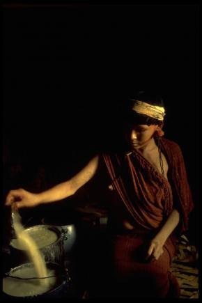 Iapii-hi, índia Araweté, prepara doce de milho (fotografia de 1982) EDUARDO VIVEIROS DE CASTRO