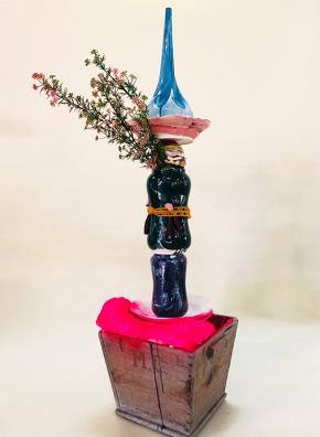 your strong tongue and slender fingers, totem series, 2019, porcelana, vidrado colorido, spray, madeira, plástico, corda, espuma 