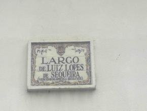 Azulejos indicativos do Largo Luís Lopes de Sequeira (ou do Atlético), inaugurado na baixa de Luanda nos anos de 1930, no lugar da antiga fortaleza de Nossa Senhora da Guia, por iniciativa da Liga Nacional Africana. foto de Marta Lança.