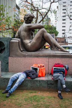 Trabalhadores da Uber, descansam entre turnos, na Avenida Faria Lima, em São Paulo. @TiagoQueiroz.