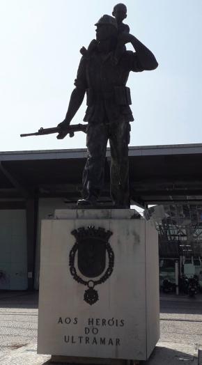 Estátua 'Aos Heróis do Ultramar'. Coimbra, Portugal