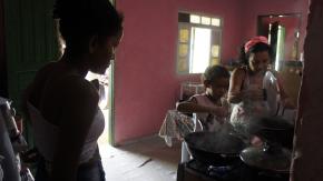 Patrícia Brito com as meninas “cozinhando a banana”. 