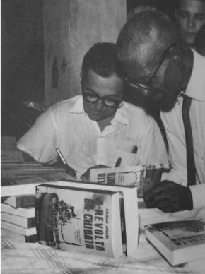 Edmar Morel e João Cândido autografando o livro 