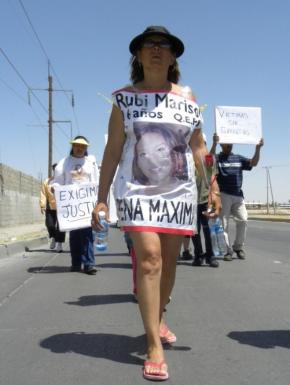 Marcha em que Marisela Escobedo caminha nua, em protesto contra a absolvição do homicida da filha. (CDHAL)