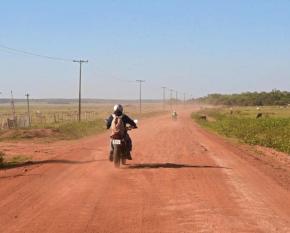 Caminho de terra que conduz a Paraiso Verde (El Pais)