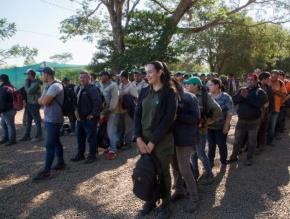 Trabalhadores paraguaios esperam autorização para sair da comunidade Paraíso Verde (El Pais)