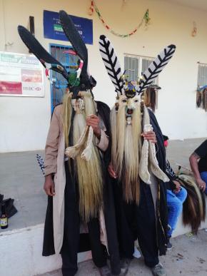 Máscaras com grandes orelhas e barbas longas marcam a caracterização dos diabos dançantes. Beatriz Amaro Clemente