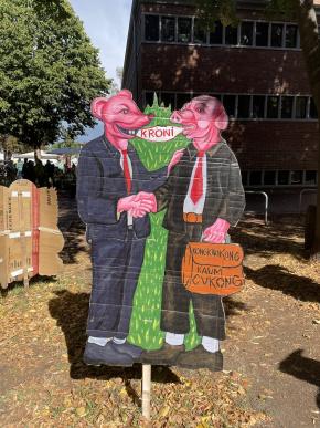 One of many 'wayang kardus' ('cardboard puppets' in Indonesian) by the Taring Padi group at the former pool Hallenbad Ost