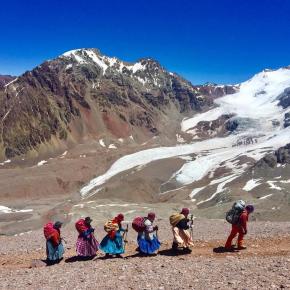 A caminho de mais uma montanha, com os trajes típicos (DR)