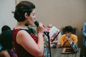 Giulia Pinheiro apresentando o livro, foto de Diana Mendes