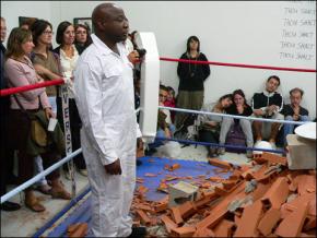 Barthélèmy Toguo, The shame, 2006, Performance avec Marie Denis (FRAC, Marseille)