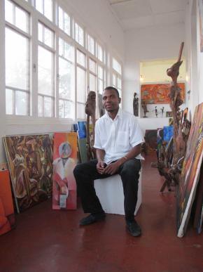 Artur Nhongwone, artista plástico no interior do Núcleo de Arte