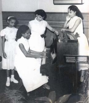 Audição de piano no Rádio Clube de Angola [década de 40].