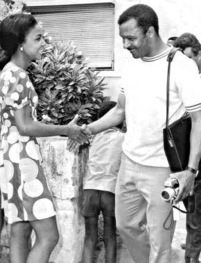 Greeting Mário Coluna in 1970. Milita archives.