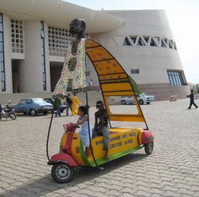 Dominique Zinkpè participou no Festival International de teatro do Benin,  com a intervenção 'awobobo Zinkpè', quatro viaturas gigantes que se passearam na cidade de Cotonou.