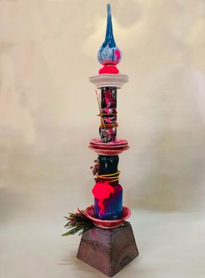 your strong tongue and slender fingers, totem series, 2019, porcelana, vidrado colorido, spray, madeira, plástico, corda, espuma