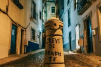 Despejados para nada – Um passeio de memórias pelo vazio cósmico de Lisboa    
