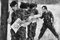 Venham mais cinco! revela o olhar estrangeiro sobre a revolução portuguesa  